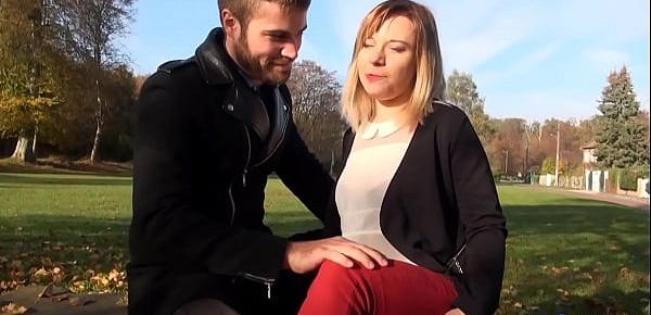 Mélanie, blonde aux gros seins, aime la baise au grand air